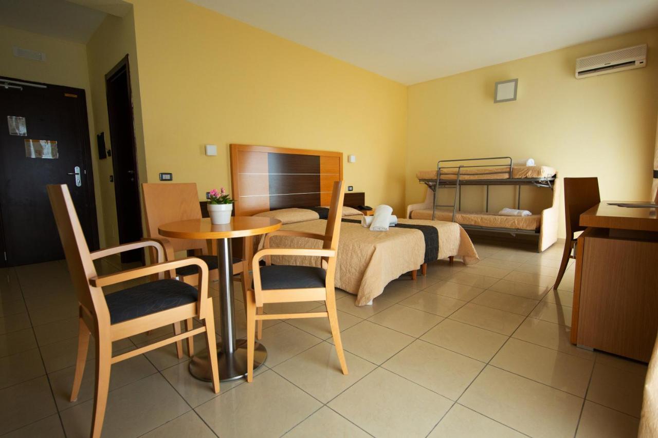 Ticho'S Greenblu Hotel Castellaneta Marina Buitenkant foto